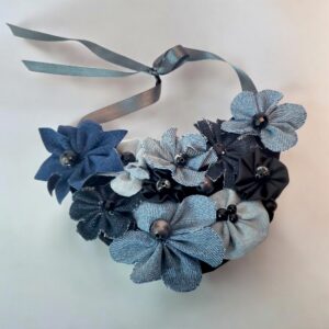 colier din flori de blugi