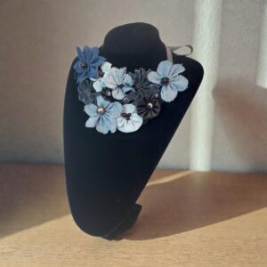 colier din flori de blugi