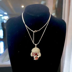 Colier cu pandantiv metalic Catelus gri