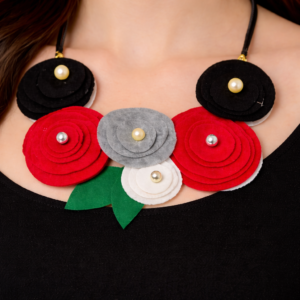 Colier cu flori abstracte Camellia 2